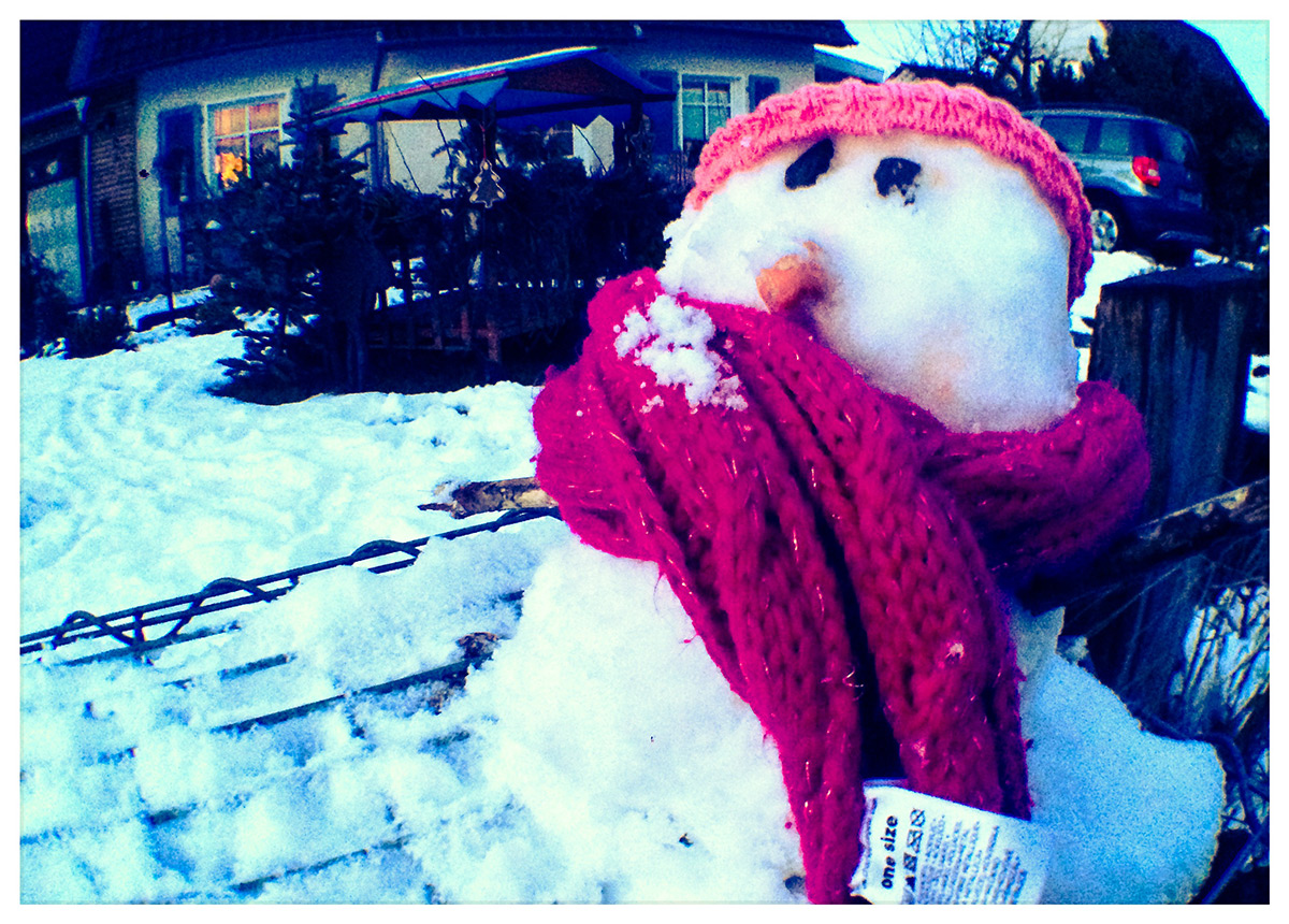 Mädchen-Schneemann mit rosa Schal und rosa Mütze