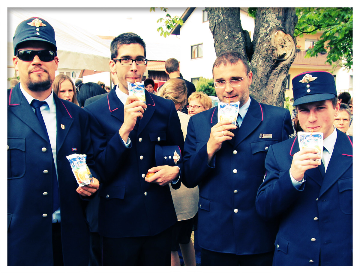 Widerspricht jedem Klischee: Feuerwehrleute, die Capri Sonne trinken