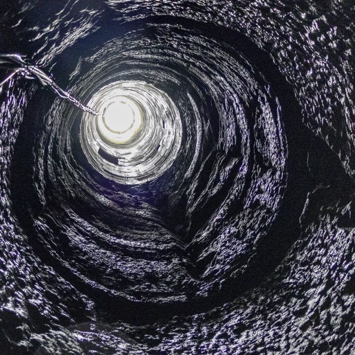 Blick durch den Brunnenschacht nach oben