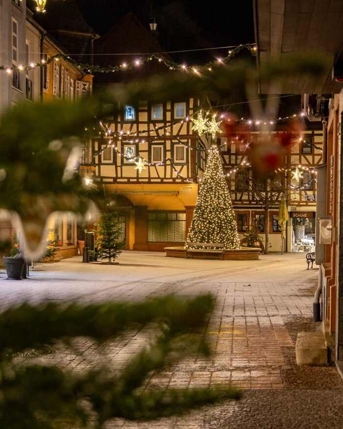 Puderzucker-Schnee in der Marktstraße in Buchen